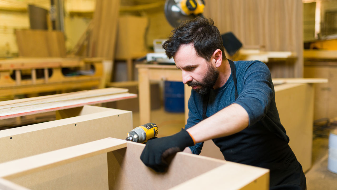 What is the difference between cabinet maker and a carpenter?